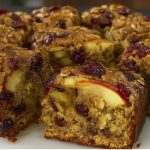 MEKAN I SOČAN KOLAČ OD JABUKA 🍎 mirisno začinjen cimetom, pun brusnica i oraha – bez šećera i bez griže savjesti MEKAN I SOČAN KOLAČ OD JABUKA 🍎 mirisno začinjen cimetom, pun brusnica i oraha – bez šećera i bez griže savjesti - featured image