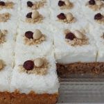 **KOLAČ NA ČAŠU – NAJEKONOMIČNIJI DOMAĆI DESERT KOJI UVIJEK USPIJEVA** **KOLAČ NA ČAŠU – NAJEKONOMIČNIJI DOMAĆI DESERT KOJI UVIJEK USPIJEVA** - featured image