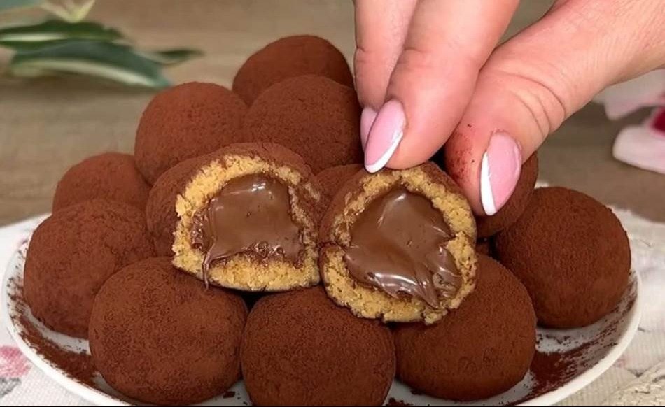 BRZE NEODOLJIVE KUGLICE SA PIŠKOTAMA I NUTELOM - featured image BRZE NEODOLJIVE KUGLICE SA PIŠKOTAMA I NUTELOM - featured image