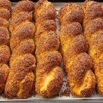 TURSKI SIMIT ĐEVREK! 🥨 Isprobajte originalni recept kod kuće – ne morate ići u Tursku! TURSKI SIMIT ĐEVREK! 🥨 Isprobajte originalni recept kod kuće – ne morate ići u Tursku! - featured image
