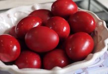 KAKO GRCI FARBAJU JAJA DA BUDU JARKO CRVENE BOJE: Nećete opeći prste, sve lako a rezultat čista magija…VIDEO… KAKO GRCI FARBAJU JAJA DA BUDU JARKO CRVENE BOJE: Nećete opeći prste, sve lako a rezultat čista magija…VIDEO… - featured image