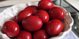 KAKO GRCI FARBAJU JAJA DA BUDU JARKO CRVENE BOJE: Nećete opeći prste, sve lako a rezultat čista magija…VIDEO… KAKO GRCI FARBAJU JAJA DA BUDU JARKO CRVENE BOJE: Nećete opeći prste, sve lako a rezultat čista magija…VIDEO… - featured image