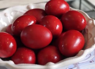 KAKO GRCI FARBAJU JAJA DA BUDU JARKO CRVENE BOJE: Nećete opeći prste, sve lako a rezultat čista magija…VIDEO… KAKO GRCI FARBAJU JAJA DA BUDU JARKO CRVENE BOJE: Nećete opeći prste, sve lako a rezultat čista magija…VIDEO… - featured image