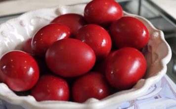 KAKO GRCI FARBAJU JAJA DA BUDU JARKO CRVENE BOJE: Nećete opeći prste, sve lako a rezultat čista magija…VIDEO… KAKO GRCI FARBAJU JAJA DA BUDU JARKO CRVENE BOJE: Nećete opeći prste, sve lako a rezultat čista magija…VIDEO… - featured image