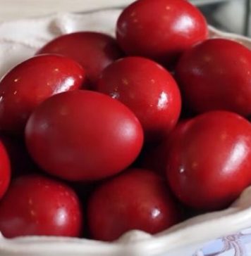 KAKO GRCI FARBAJU JAJA DA BUDU JARKO CRVENE BOJE: Nećete opeći prste, sve lako a rezultat čista magija…VIDEO… KAKO GRCI FARBAJU JAJA DA BUDU JARKO CRVENE BOJE: Nećete opeći prste, sve lako a rezultat čista magija…VIDEO… - featured image