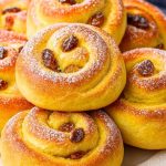 MEKANE DANSKE ROLNICE 🥰 Neodoljivo mekane, mirisne i pune kreme koja se topi u ustima 😍 Savršene za doručak ili uz kafu! MEKANE DANSKE ROLNICE 🥰 Neodoljivo mekane, mirisne i pune kreme koja se topi u ustima 😍 Savršene za doručak ili uz kafu! - featured image