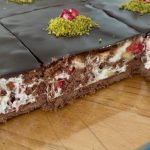 🍰 Biskvitna Torta sa Voćem i Čokoladnim Prelivom – Savršen spoj ukusa! 🍫🍓 🍰 Biskvitna Torta sa Voćem i Čokoladnim Prelivom – Savršen spoj ukusa! 🍫🍓 - featured image