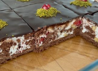 🍰 Biskvitna Torta sa Voćem i Čokoladnim Prelivom – Savršen spoj ukusa! 🍫🍓 🍰 Biskvitna Torta sa Voćem i Čokoladnim Prelivom – Savršen spoj ukusa! 🍫🍓 - featured image