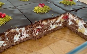 🍰 Biskvitna Torta sa Voćem i Čokoladnim Prelivom – Savršen spoj ukusa! 🍫🍓 🍰 Biskvitna Torta sa Voćem i Čokoladnim Prelivom – Savršen spoj ukusa! 🍫🍓 - featured image