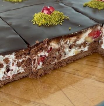 🍰 Biskvitna Torta sa Voćem i Čokoladnim Prelivom – Savršen spoj ukusa! 🍫🍓 🍰 Biskvitna Torta sa Voćem i Čokoladnim Prelivom – Savršen spoj ukusa! 🍫🍓 - featured image