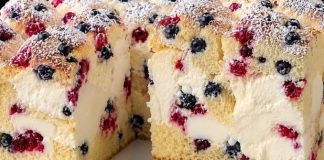 UKUSNA KREMASTA TORTA-PITA S BOBIČASTIM VOĆEM 🍓🫐🤤 savršen spoj prhkog tijesta, nježne kreme i sočnog voća! UKUSNA KREMASTA TORTA-PITA S BOBIČASTIM VOĆEM 🍓🫐🤤 savršen spoj prhkog tijesta, nježne kreme i sočnog voća! - featured image