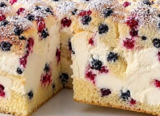 UKUSNA KREMASTA TORTA-PITA S BOBIČASTIM VOĆEM 🍓🫐🤤 savršen spoj prhkog tijesta, nježne kreme i sočnog voća! UKUSNA KREMASTA TORTA-PITA S BOBIČASTIM VOĆEM 🍓🫐🤤 savršen spoj prhkog tijesta, nježne kreme i sočnog voća! - featured image