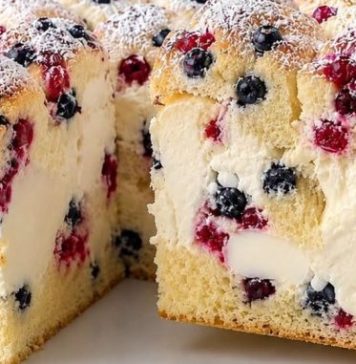 UKUSNA KREMASTA TORTA-PITA S BOBIČASTIM VOĆEM 🍓🫐🤤 savršen spoj prhkog tijesta, nježne kreme i sočnog voća! UKUSNA KREMASTA TORTA-PITA S BOBIČASTIM VOĆEM 🍓🫐🤤 savršen spoj prhkog tijesta, nježne kreme i sočnog voća! - featured image