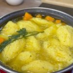 D0MAĆA SUPA SA KNEDLAMA OD GRIZA.. KNEDLE SU MEKANE I NE RASIPAJU SE D0MAĆA SUPA SA KNEDLAMA OD GRIZA.. KNEDLE SU MEKANE I NE RASIPAJU SE - featured image