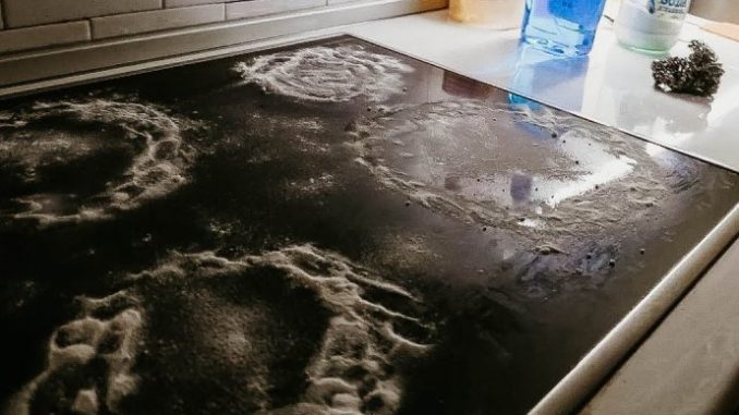 ŠPORET ĆE GODINAMA IZGLEDATI KAO NOV: Najbolji trik za čišćenje ravne ploče, zablistaće kao nikada prije - featured image ŠPORET ĆE GODINAMA IZGLEDATI KAO NOV: Najbolji trik za čišćenje ravne ploče, zablistaće kao nikada prije - featured image