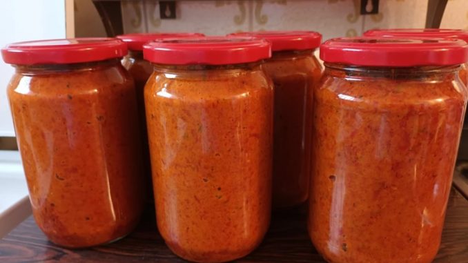 Majstor Mića je 25 godina PRAVIO AJVAR ZA TITA i 1 sastojak NIKAD NIJE DODAVAO – da ne prokisne - featured image Majstor Mića je 25 godina PRAVIO AJVAR ZA TITA i 1 sastojak NIKAD NIJE DODAVAO – da ne prokisne - featured image
