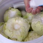 Koliko soli ide na 10 litara vode za kiseli kupus? Samo ovo je prava količina Koliko soli ide na 10 litara vode za kiseli kupus? Samo ovo je prava količina - featured image