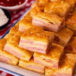 BRZA VEČERICA OD SAMO 4 SASTOJKA:Pita od lisnatog tijesta sa sirom i šunkom BRZA VEČERICA OD SAMO 4 SASTOJKA:Pita od lisnatog tijesta sa sirom i šunkom - featured image