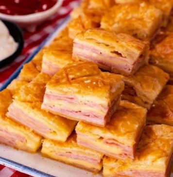 BRZA VEČERICA OD SAMO 4 SASTOJKA:Pita od lisnatog tijesta sa sirom i šunkom BRZA VEČERICA OD SAMO 4 SASTOJKA:Pita od lisnatog tijesta sa sirom i šunkom - featured image