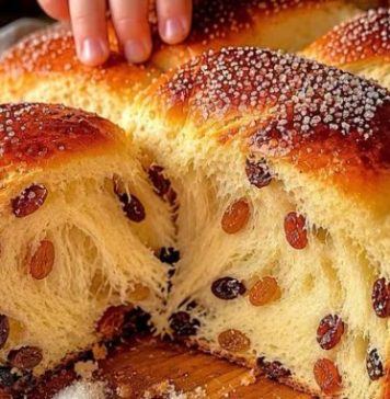 💥 TIJESTO KOJE RASTE KAO BALON! 🎈Ovo je najbolja pogača s grožđicama, mekana poput pamuka, koja se lista u nježne niti i ostaje svježa i mekana danima. 🍇🍞😍 💥 TIJESTO KOJE RASTE KAO BALON! 🎈Ovo je najbolja pogača s grožđicama, mekana poput pamuka, koja se lista u nježne niti i ostaje svježa i mekana danima. 🍇🍞😍 - featured image