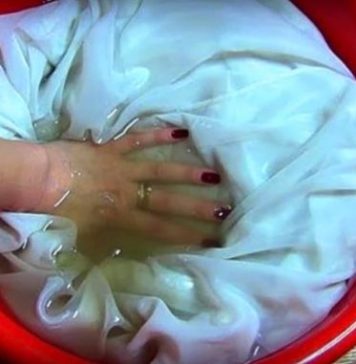 Očistila je sve zavjese u kući do snježno bijelog stanja za 3 sata: Dijelim stari TRIK za koji mnogi ljudi ne znaju! Očistila je sve zavjese u kući do snježno bijelog stanja za 3 sata: Dijelim stari TRIK za koji mnogi ljudi ne znaju! - featured image